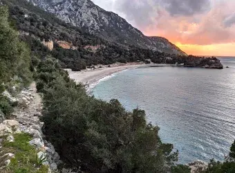 παραλείψεις της Δημοτικής Αρχής Δυτικής Σάμου στην τουριστική περίοδο 2024–2025,