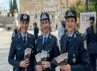 αστυνομικοί σε σημείο διανομής