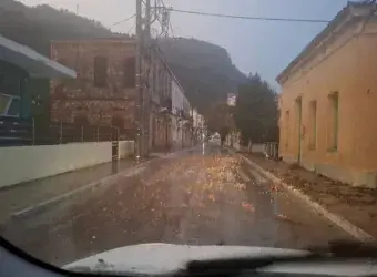 έντονη βροχόπτωση στο Καρλόβασι